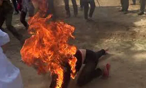 Vợ tự thiêu, chồng và con trai lao vào cứu cùng tử vong